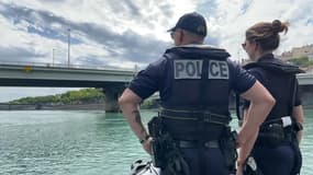 Les policiers rappellent à l'ordre les baigneurs dans le Rhône et la Saône.