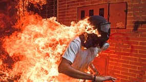 L’image de ce Venezuelien en flammes remporte le World Press Photo 2018