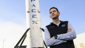 Jared Isaacman devant la fusée Falcon 9 de SpaceX au siège de l'entreprise à Hawthorne, en Californie, le 2 février 2021