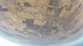 Record du monde : 52 parachutistes sautent «tête en l'air»