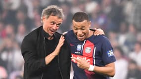 Luis Enrique et Kylian Mbappé célèbrent la victoire du PSG en Coupe de France en mai 2024