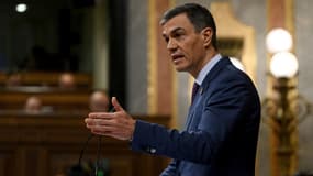 Pedro Sánchez s'exprime pour expliquer la gestion par le gouvernement des inondations meurtrières du mois d'octobre dans la région de Valence à la chambre basse espagnole, lors du Congrès des députés à Madrid, le 27 novembre 2024.