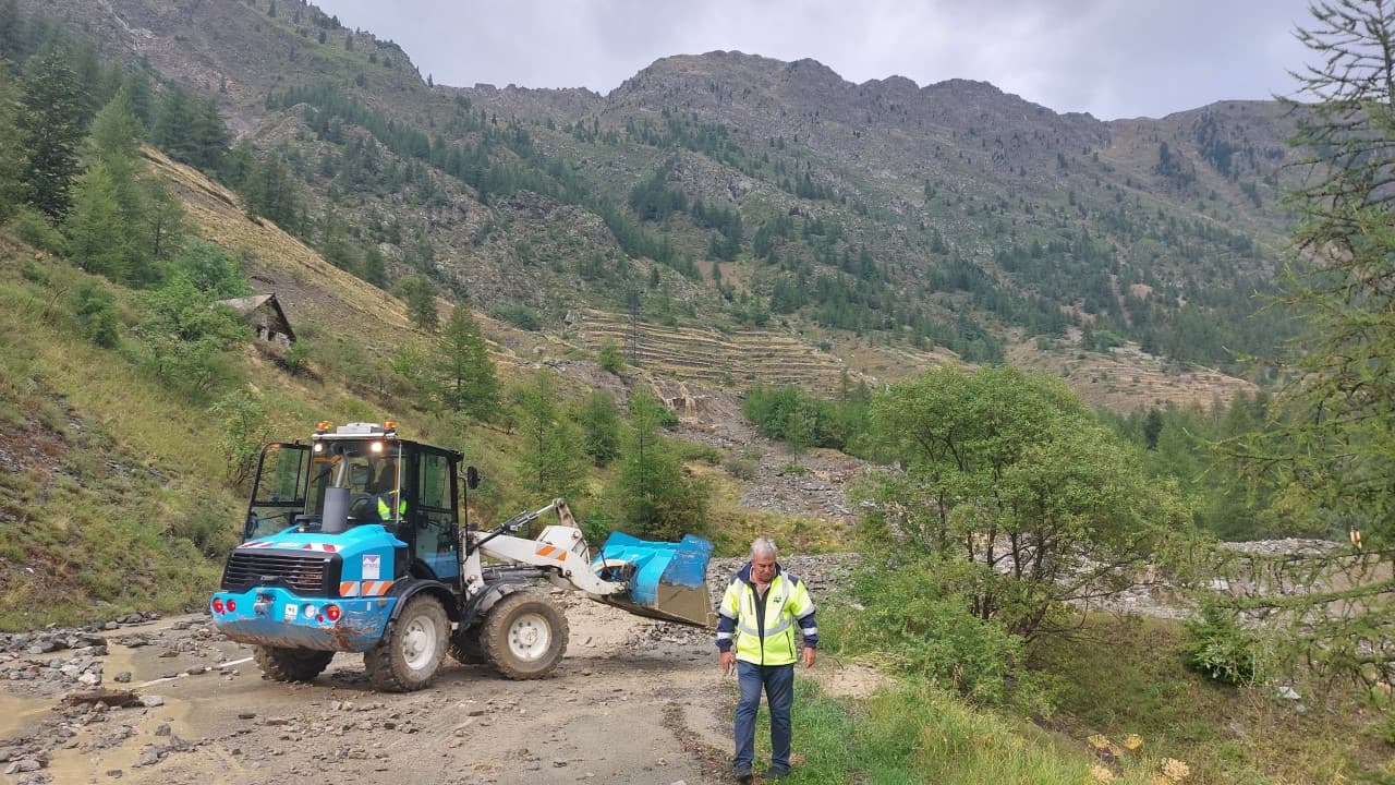 Des engins de chantier procèdent au dégagement de la chaussée.
