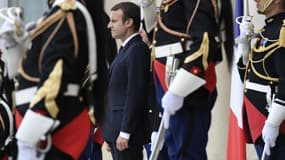 Emmanuel Macron sur le perron de l'Élysée le 28 juillet 2017