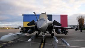 Un rafale et un missile Storm Shadow à la base aérienne de Velizy-Villacoublay le 17 novembre 2025.
