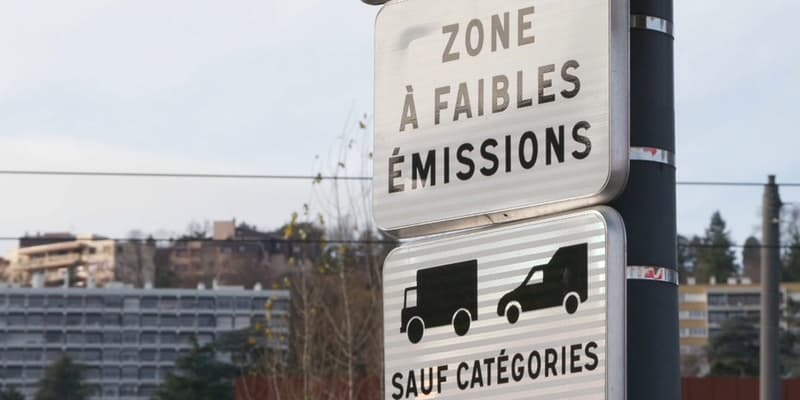 Un panneau délimitant la Zone à faibles émissions à Rouen.
