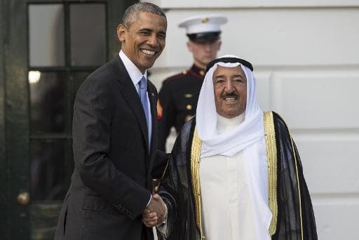 Le président américain Barack Obama (g) parle avec l'émir du Koweit Sheikh Sabah al-Ahmed al-Jaber al-Sabah avant le début d'une rencontre avec des dirigeants des pays du Golfe, le 13 mai 2015 à Washington