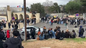 Un blocus de la cité scolaire de Marseilleveyre, dans le 8e arrondissement de Marseille (Bouches-du-Rhône), mené le lundi 27 janvier 2025 par les lycéens pour dénoncer des inscriptions racistes et sexistes.