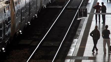Gare Saint-Jean, à Bordeaux, mardi. Le trafic sera de nouveau perturbé mercredi à la SNCF en raison de la poursuite du mouvement de grève contre la réforme des retraites en France. /Photo prise le 12 octobre 2010/REUTERS/Régis Duvignau