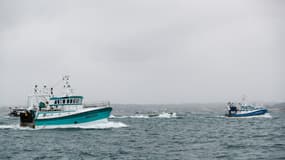 Des bateaux de pêche français manifestent contre les conditions imposées aux marins français après le Brexit, devant le port de Saint-Hélier, capitale de l'île anglo-normande de Jersey, le 6 mai 2021 (PHOTO d'ILLUSTRATION)