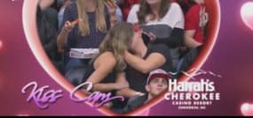 Elle profite d’une « kiss cam » pour ingurgiter sa pizza 