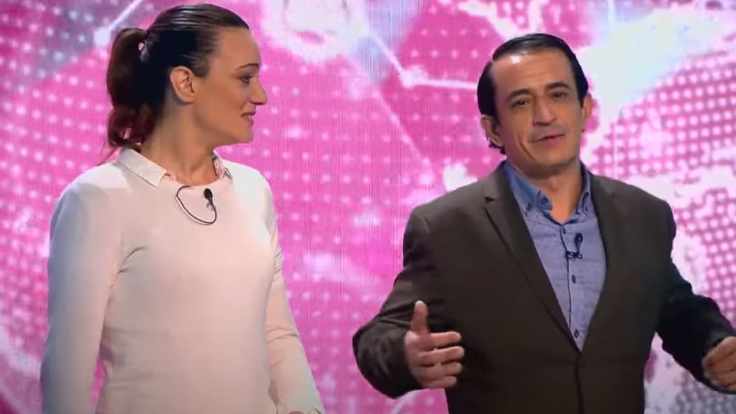KICK VIRE UN COUPLE D'ESPAGNOLS POUR COMPORTEMENTS INAPPROPRIÉS EN DIRECT