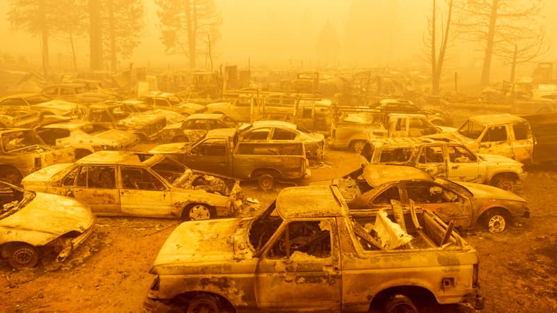 Des dizaines de voitures brûlées durant le passage de Dixie Fire, en Californie, le 6 août 2021