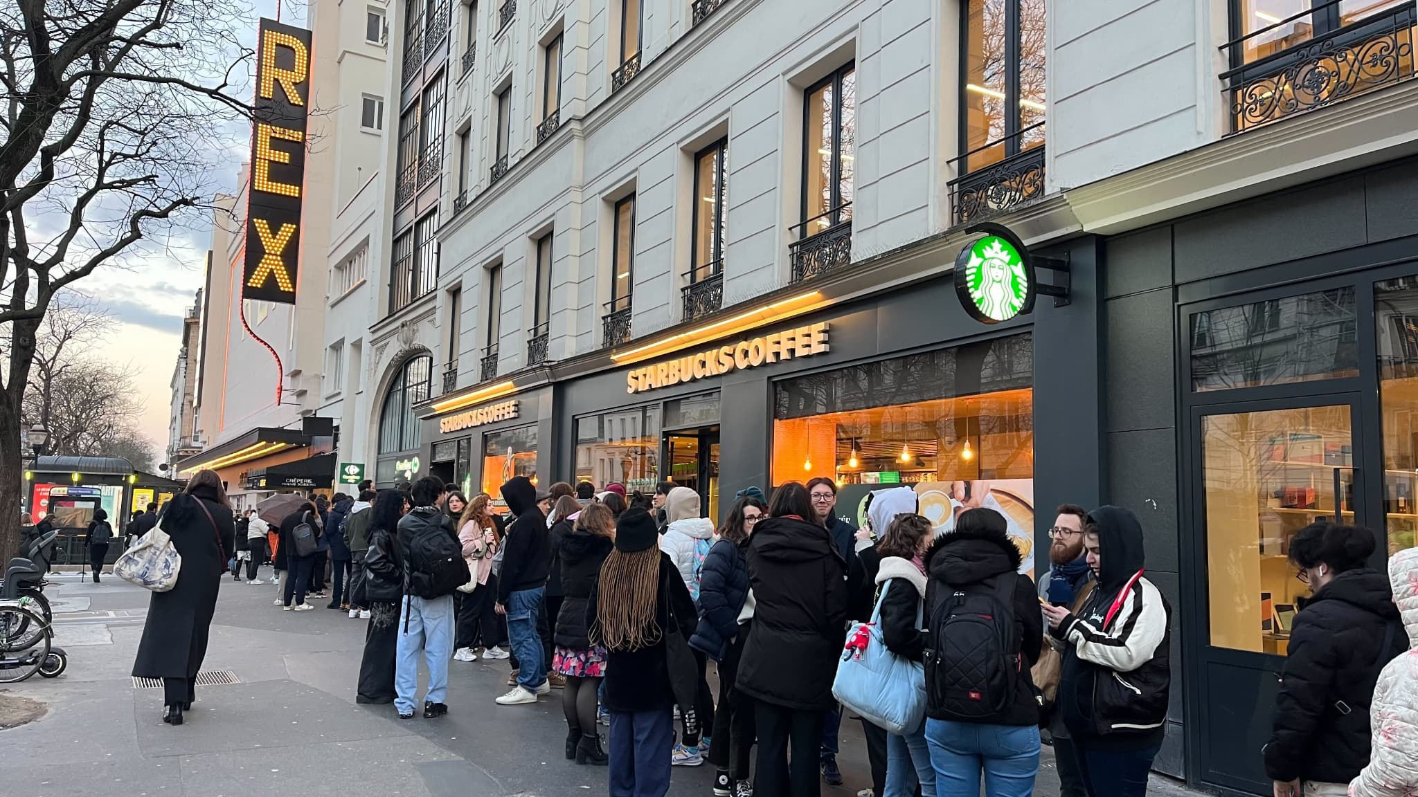 La foule de fans devant le Grand Rex pour la deuxième édition du Culture Clash, ce vendredi 28 février.