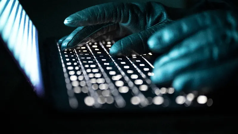 Envoyer un message anxiogène à la victime pour qu'elle paie un prétendu service de dépannage: avec 2,54 millions de tentatives bloquées en 2026, la France est le deuxième pays au monde le plus ciblé par l'arnaque au faux support technique