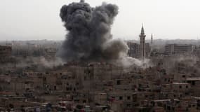 Une explosion à Douma, en Syrie. 