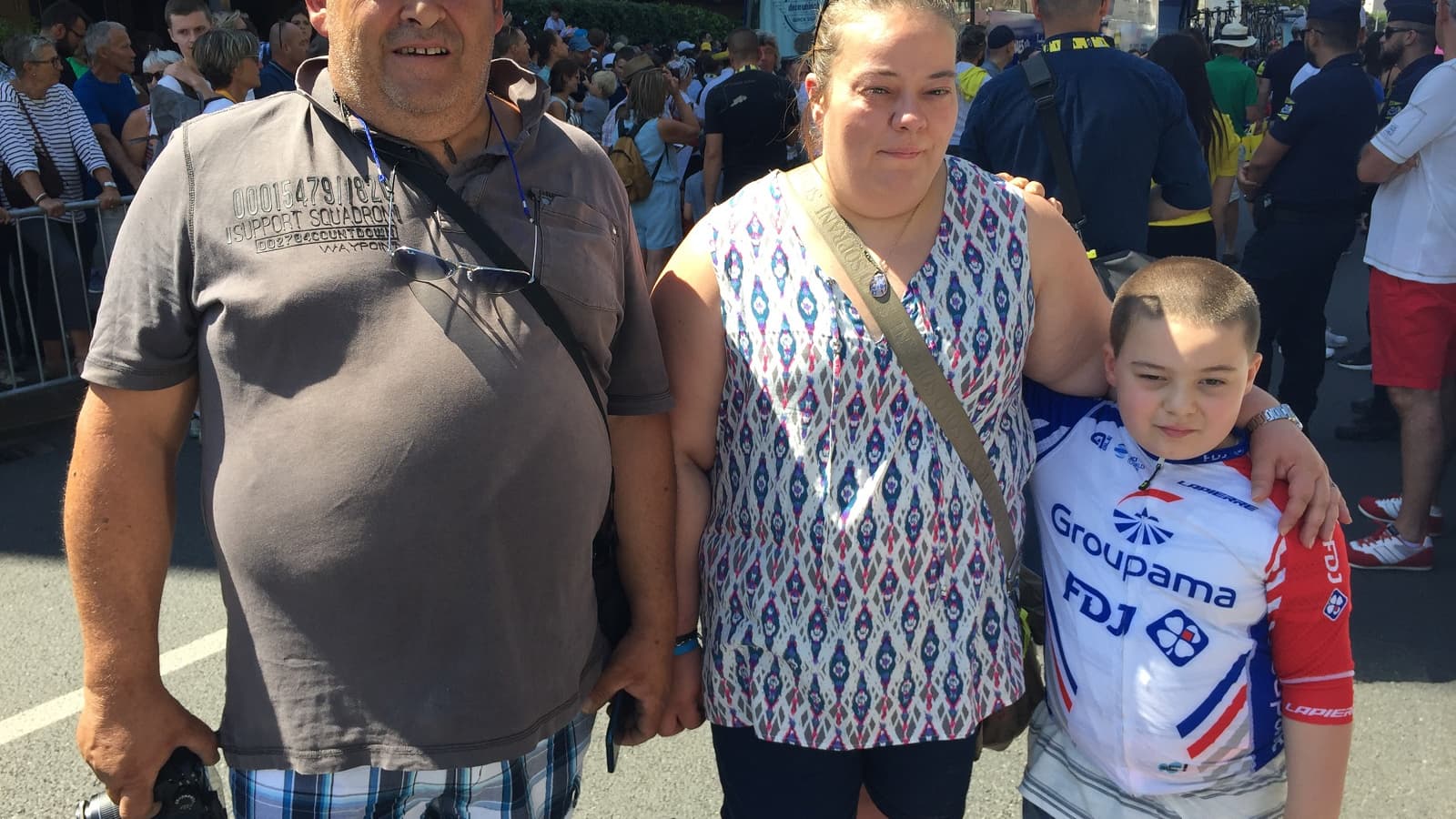 Le jeune supporter de Thibaut Pinot avec sa famille Le jeune supporter de Thibaut Pinot avec sa famille