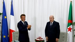 Le président français, Emmanuel Macron, et son homologue algérien, Abdelmadjid Tebboune, lors de leur rencontre au palais présidentiel à Alger, le 25 août 2022