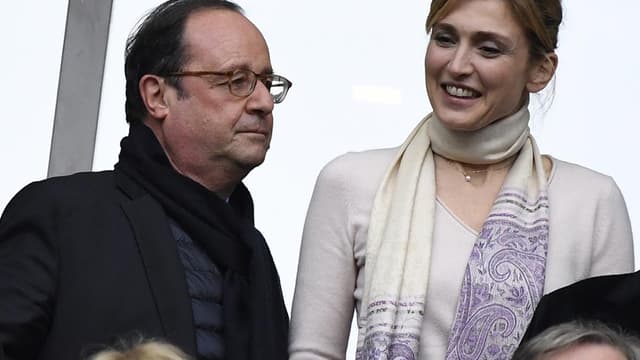 François Hollande et Julie Gayet en mars 2018 à un match des Six Nations au Stade de France.