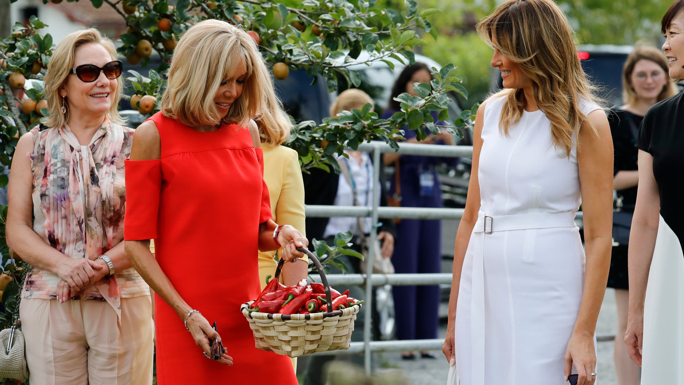 Brigitte Macron a initié les conjointes de chefs d'Etat au piment d'Espelette. Brigitte Macron a initié les conjointes de chefs d'Etat au piment d'Espelette.