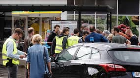 Des policiers allemands peu après l'attaque à Hambourg, vendredi 28 juillet.