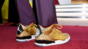 Un modèle très rare de baskets Nike Jordan dorées portées par le réalisateur américain Spike Lee aux Oscars de 2019