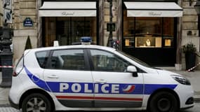 Une voiture de police est stationnée devant la bijouterie de luxe Chopard sur la place Vendôme à Paris après un vol à main armée, le 1er mars 2016