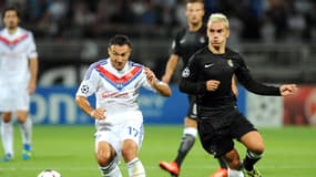 Le Lyonnais Malbranque face à Griezmann lors du barrage de Ligue des champions OL-Real Sociedad en 2013