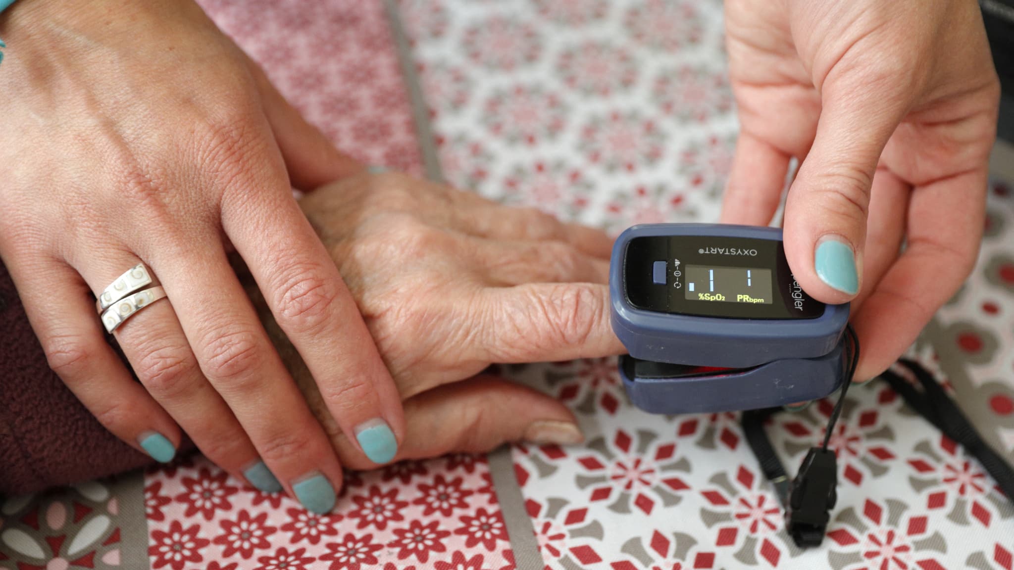 "J'AI FINI PAR TOMBER EN DÉPRESSION": SOLLICITÉS CAR PLUS COMPÉTENTS, LES AIDANTS QUI SONT EN MÊME TEMPS PROFESSIONNELS DE SANTÉ SONT AU BOUT DU ROULEAU