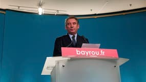Après son revers au premier tour de la présidentielle dimanche (9,13% des voix, soit moitié moins qu'en 2007) François Bayrou, qui a promis qu'il prendrait ses "responsabilités" dans le duel entre François Hollande et Nicolas Sarkozy, se donne le temps de