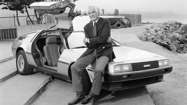 Giorgetto Guigiaro pose fièrement avec sa création la plus mythique, la GMC DeLorean.