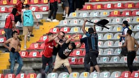 Bagarre entre supporteurs de l'Atlas et ceux du club de Querétaro pendant un match du championnat du Mexique, le 5 mars 2022 à Querétaro