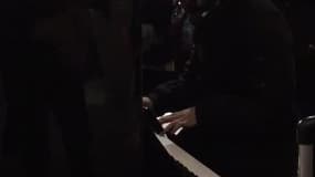 Paris : un jeune homme joue du piano à la gare Montparnasse - Témoins BFMTV
