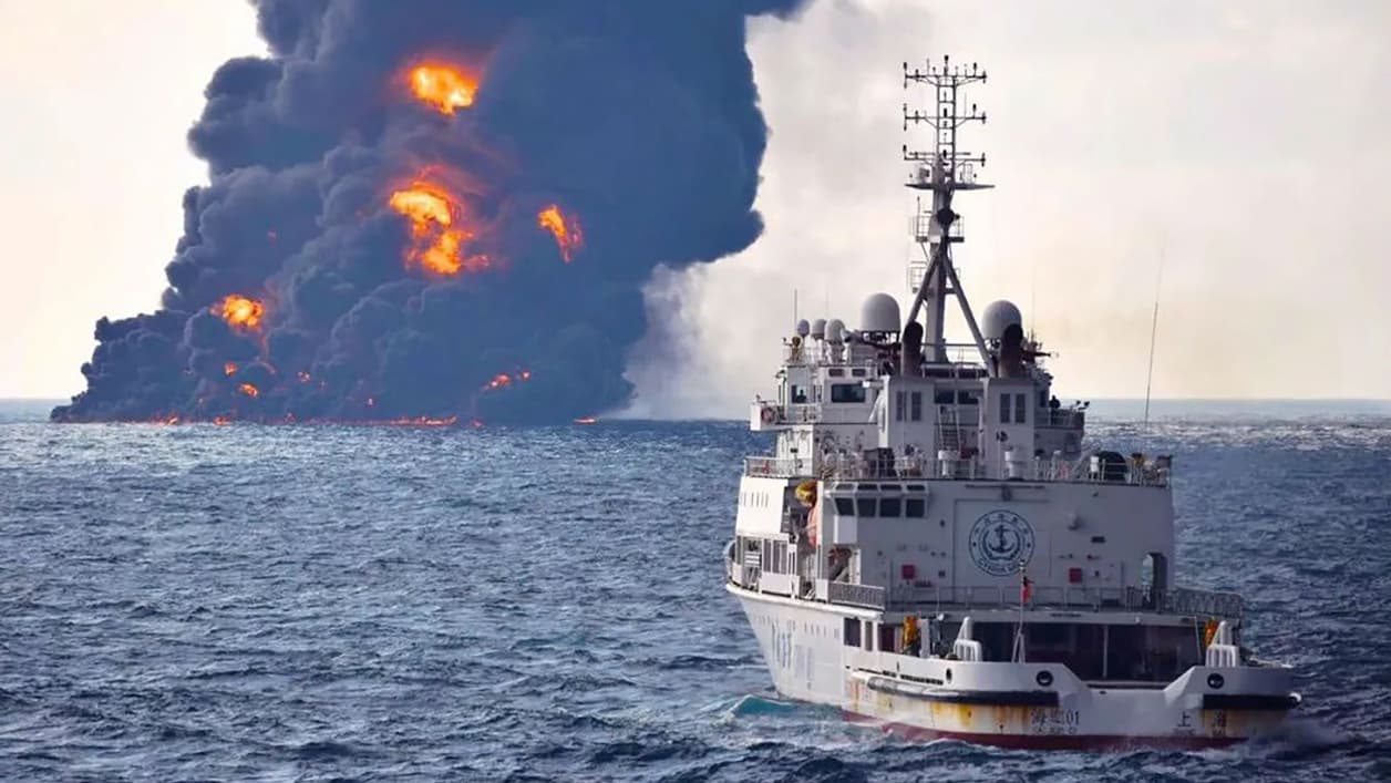 Un panache de fumée d'un kilomètre s'est élevé depuis le pétrolier en flammes. Un panache de fumée d'un kilomètre s'est élevé depuis le pétrolier en flammes.