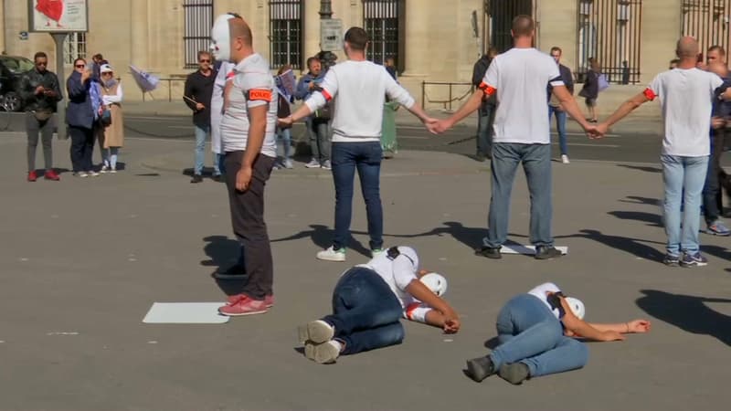Des policiers se sont rassemblés place du Palais Royal à Paris pour exprimer leur malaise.