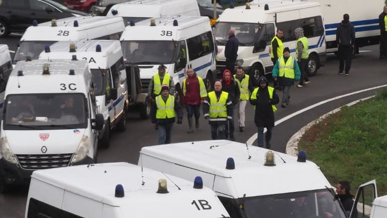 Les gilets jaunes ce lundi 19 novembre à Fos-sur-Mer.