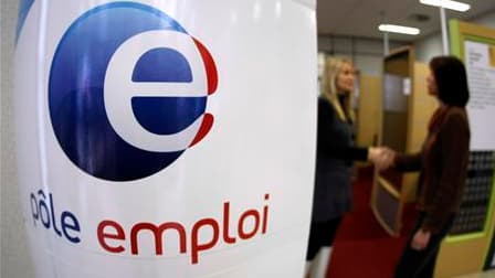 Les proviseurs pourront faire appel à Pôle Emploi pour recruter des remplaçants - étudiants, jeunes retraités ... - aux professeurs absents dans les lycées, déclare Luc Chatel dans un entretien au Figaro. /Photo d'archives/REUTERS/Eric Gaillard