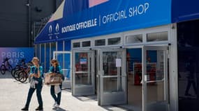 Une boutique officielle des Jeux olympiques au Village olympique, à Saint-Ouen.