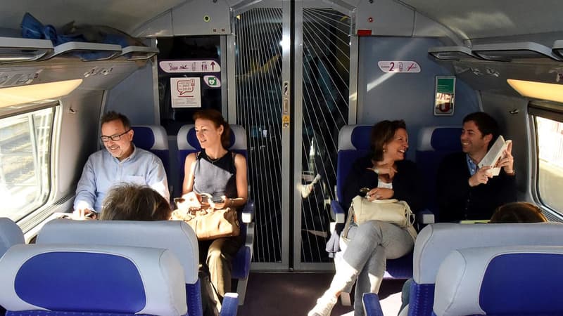 Des passagers à bord du premier TGV vers Bordeaux 