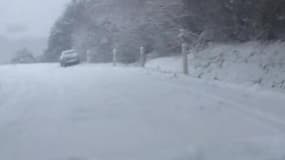 Pyrénées-Atlantiques : neige sur la route de la Corniche à Hendaye - Témoins BFMTV
