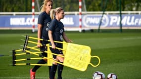 Kheira Hamraoui (g) et Eugénie Le Sommer, lors d'un entraînement avec les Bleues, à Clairefontaine, le 1er avril 2019