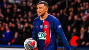 Kylian Mbappé avec le ballon à la main lors de PSG-Brest, le 7 février 2024