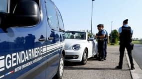 Des gendarmes en train de contrôler une voiture, près de Lyon, en plein épisode de circulation différenciée.