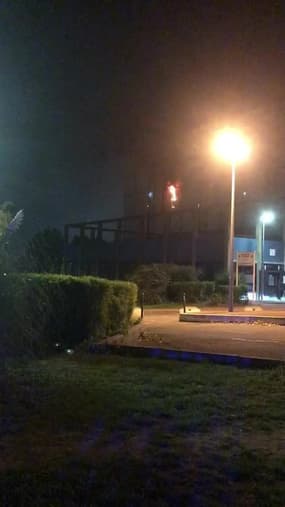 Créteil: Incendie en cours à l'hôpital Henri Mondor - Témoins BFMTV