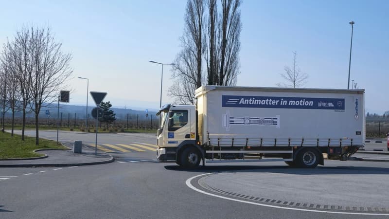 En Suisse, un camion du Cern a roulé 8 km entre deux laboratoires, une première mondiale: il transportait de l’antimatière, et notre compréhension de l’univers pourrait en être bouleversée