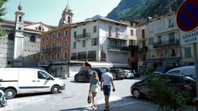 Un couple de touristes dans une rue de Breil-sur-Royal, dix mois après la tempête Alex, le 12 août 2021 dans les Alpes-Maritimes