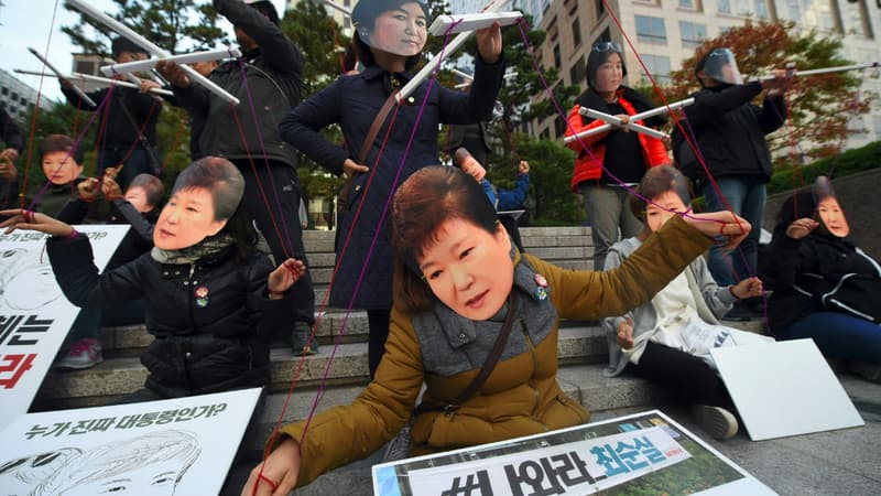 Une manifestation d'opposants portant des masques à l'effigie de la présidente sud-coréenne Park Geun-Hye et de sa confidente