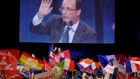 François Hollande a précisé mercredi soir ses projets de politique étrangère pour les premières semaines suivant son éventuelle élection à la présidence de la République française. S'il est élu, François Hollande confirmera au sommet de l'Otan de Chicago,