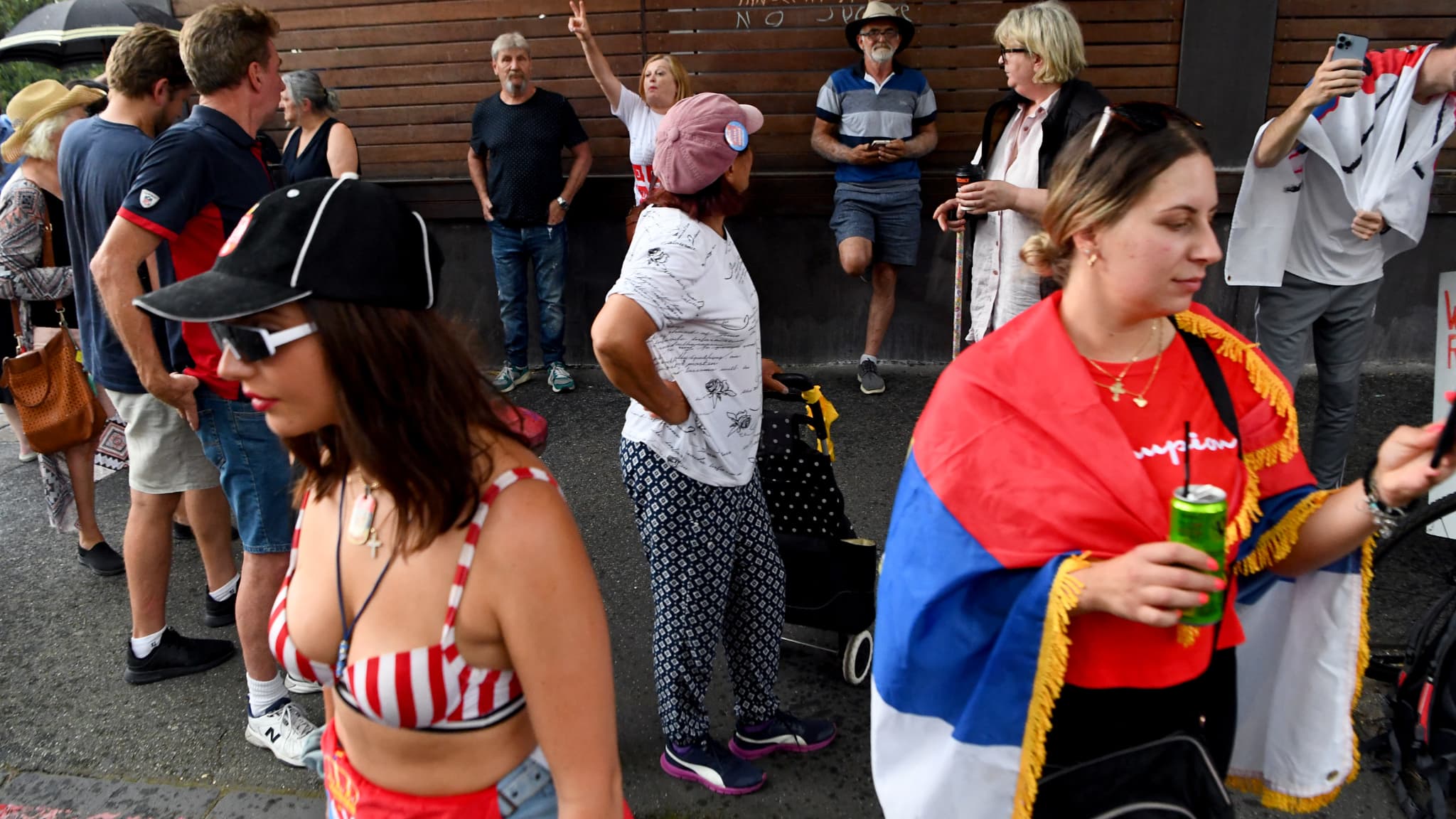 Plusieurs supporters de Djokovic ont protesté contre l'annulation de son visa Plusieurs supporters de Djokovic ont protesté contre l'annulation de son visa