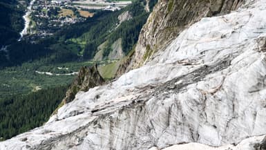 Le glacier de Planpincieux et le village de Courmayeur depuis le refuge de Boccalatte, au nord-ouest de l'Italie, le 5 août 2021.